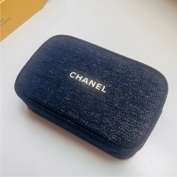💎 CHANEL Makeup Pouch - Picture 3 of 11
